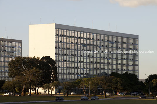 standard ministries oscar niemeyer