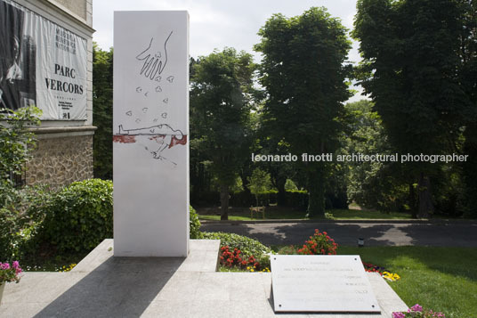 sculpture at national resistance museum oscar niemeyer