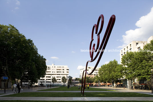 sculpture at bercy park  oscar niemeyer