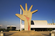 escultura a mão - memorial da américa latina