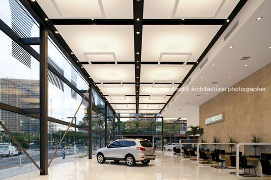 hyundai showroom spadoni+associados