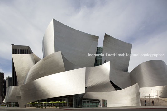 the walt disney concert hall frank o. gehry