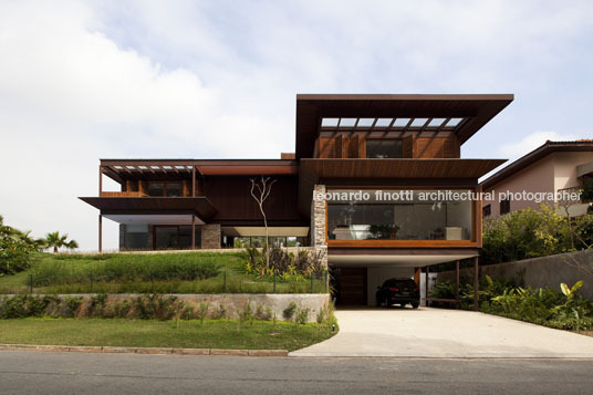 house in tamboré gálvez & márton arquitetura