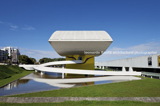 a arquitetura de lelé: fábrica e invenção - mon consuelo cornelsen