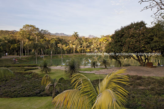 jardim & esculturas - inhotim several authors