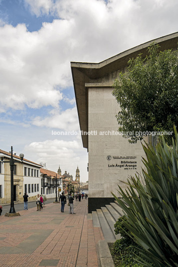 biblioteca luis angel arango germán samper