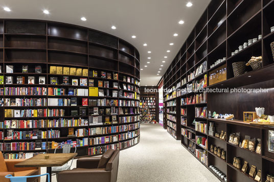 livraria da vila - shopping maia isay weinfeld