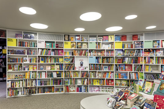 livraria da vila - shopping maia isay weinfeld