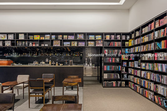 livraria da vila - pátio batel isay weinfeld