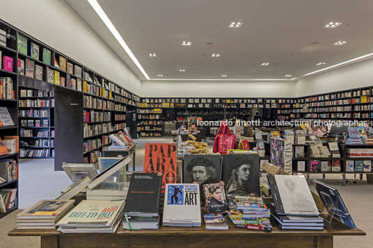 livraria da vila - pátio batel isay weinfeld