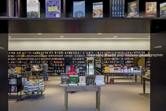 livraria da vila - pátio batel isay weinfeld