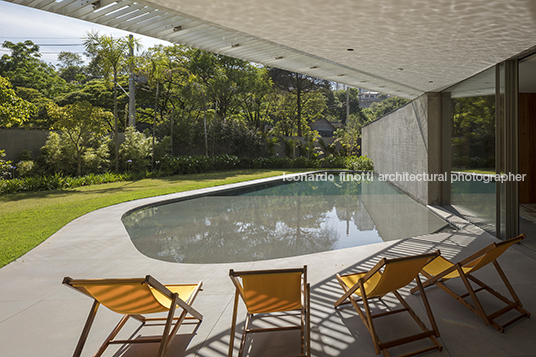 casa triângulo bernardes arquitetura