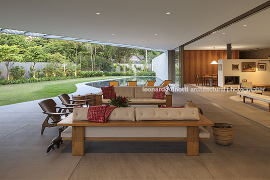 casa triângulo bernardes arquitetura