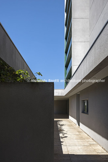 edifício triplo isay weinfeld