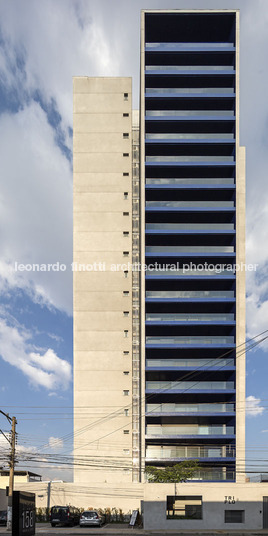 edifício triplo isay weinfeld