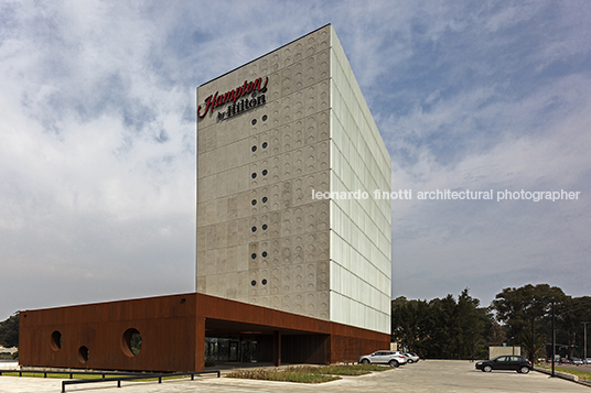 hampton hotel gualano+gualano