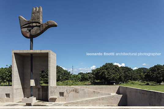 the monument of the open hand le corbusier