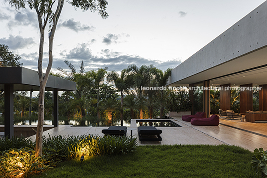 rv3 house aguirre arquitetura