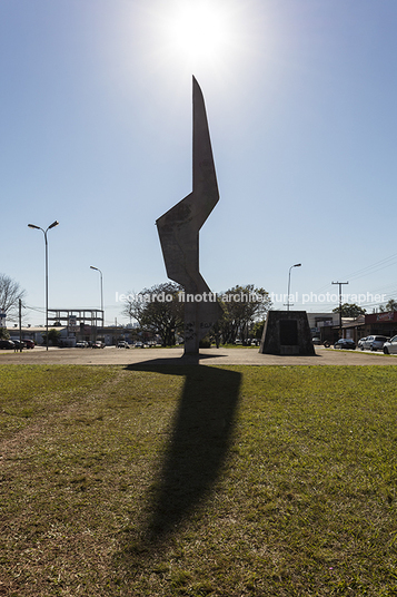 monumento à coluna prestes oscar niemeyer