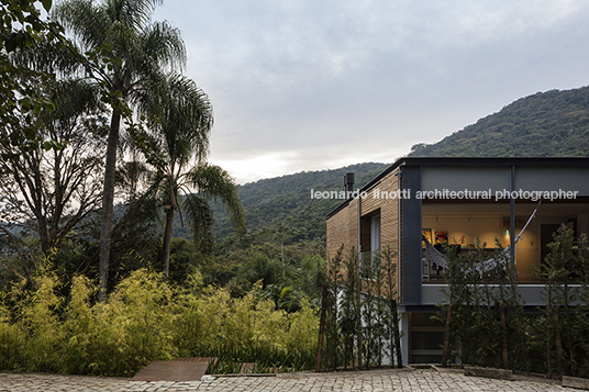 casa er jobim carlevaro arquitetos