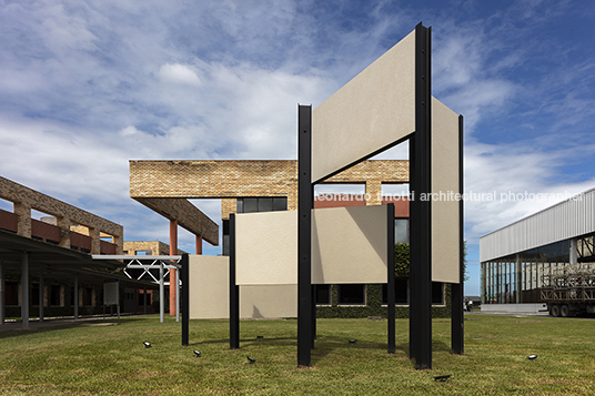 monumento lastras paulo mendes da rocha