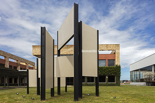 monumento lastras paulo mendes da rocha