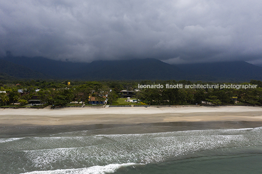 casa af - praia da baleia miguel pinto guimarães