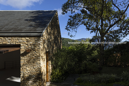 casa de pedra architectare